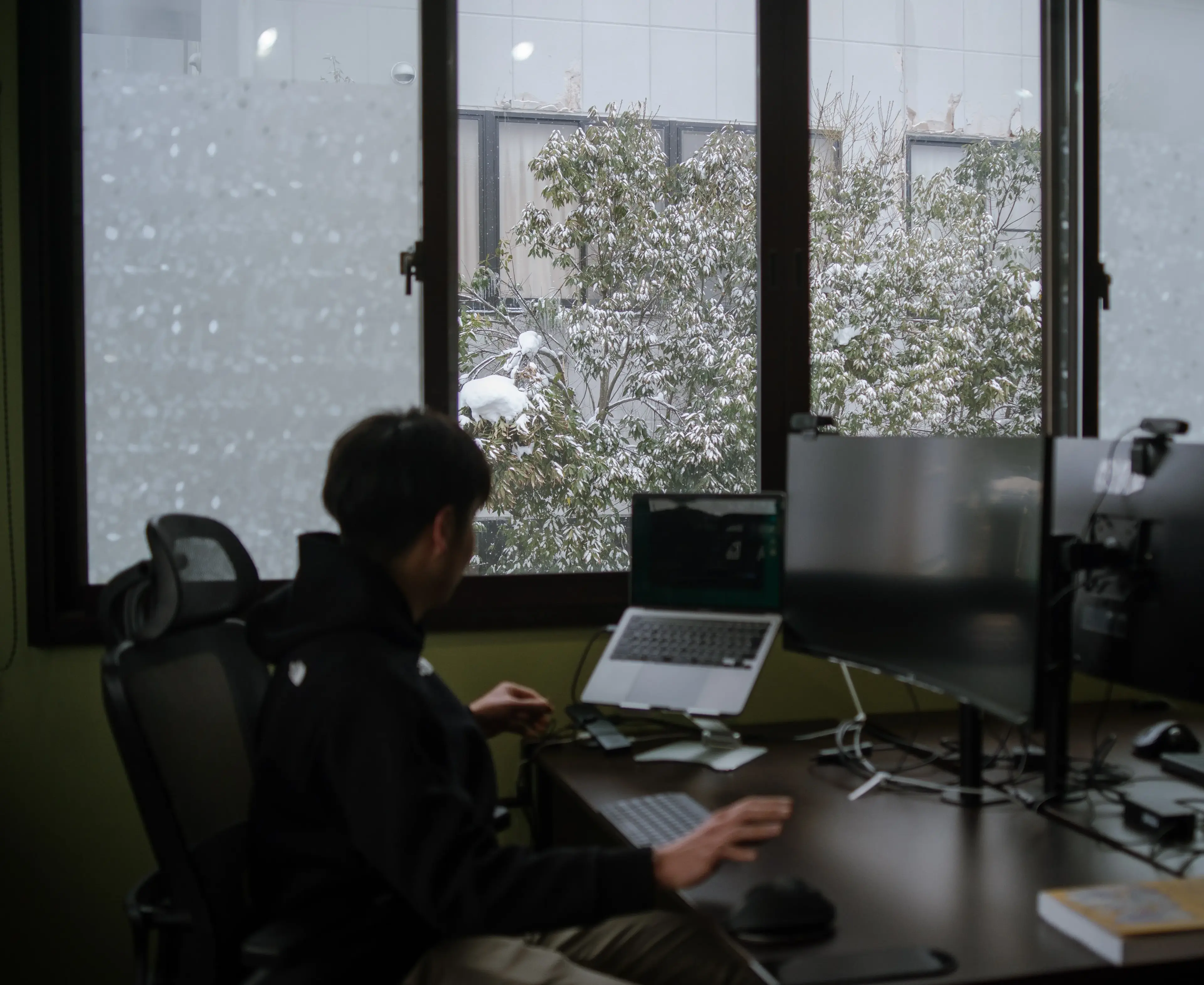 仕事中のエンジニア