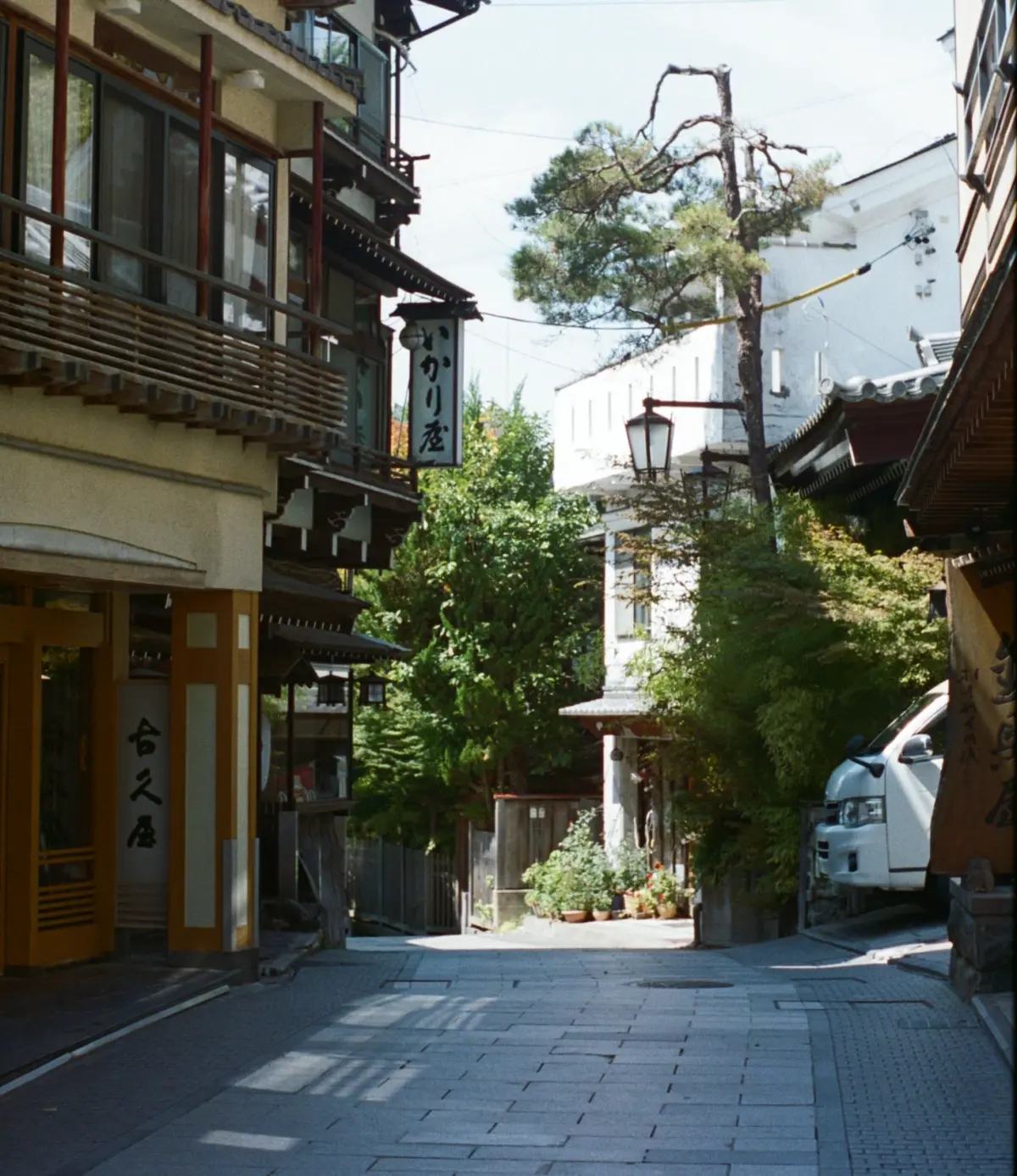 雪の中の駅前での人々の様子