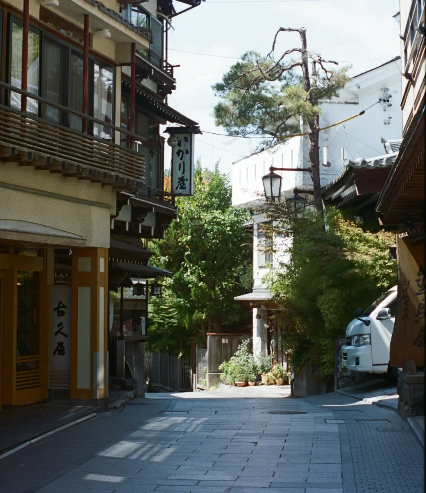 雪の中の駅前での人々の様子